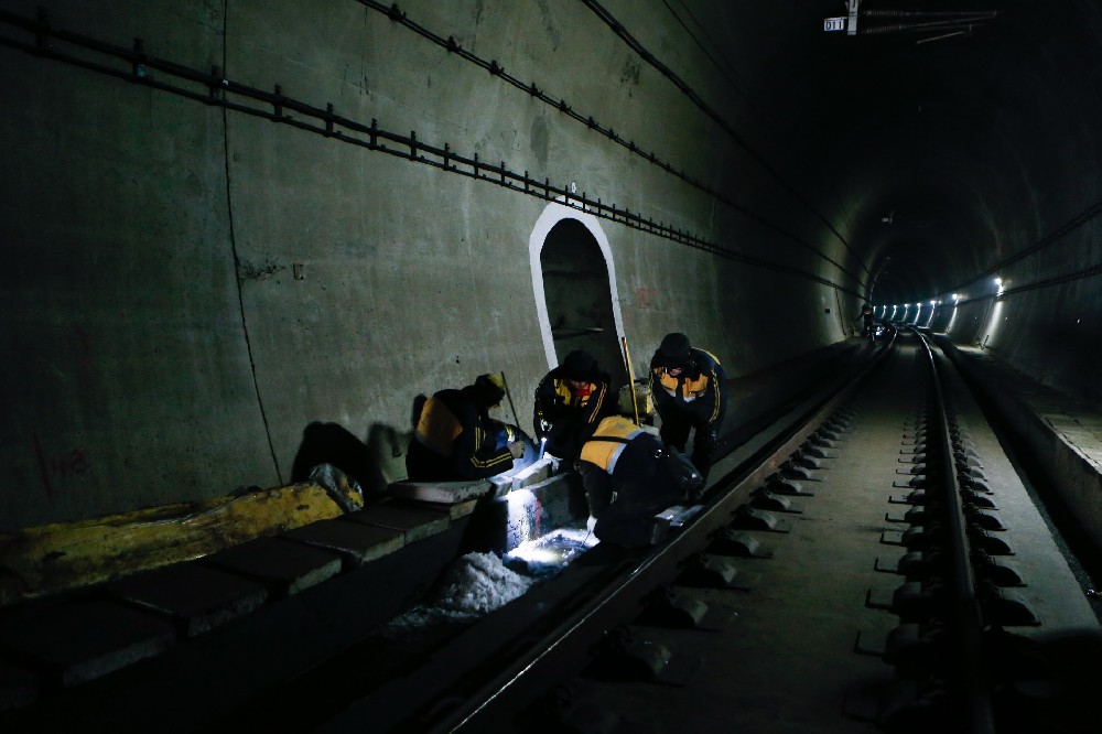 盘锦铁路运营隧道病害现状